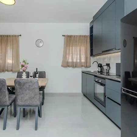 Lucy I Apartment Vir