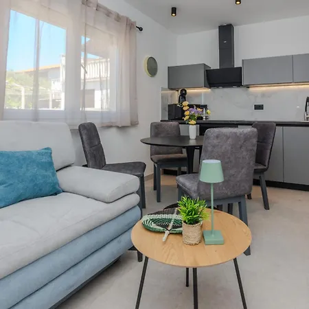 Lucy アパート ヴィル