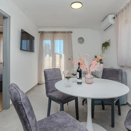 アパート Lucy ヴィル