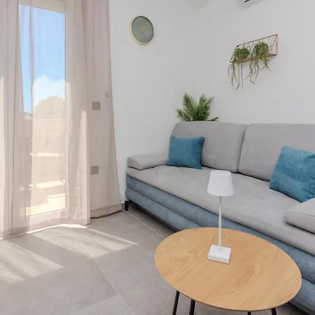 アパート Lucy ヴィル