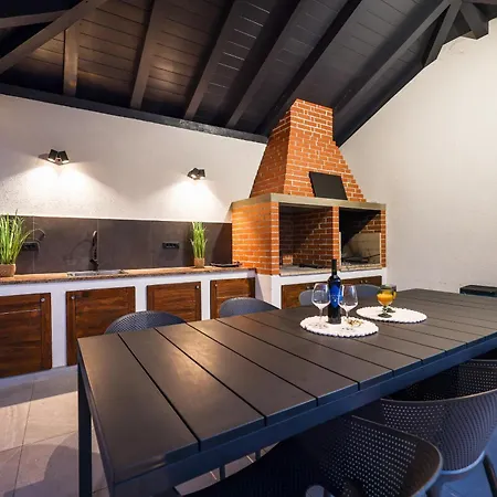 アパート Lucy ヴィル