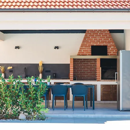 Lucy アパート ヴィル